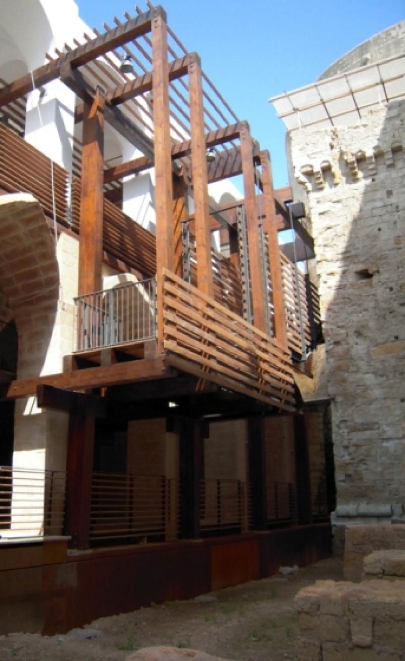 Scala in legno di collegamento tra livelli con piattaforme di sosta