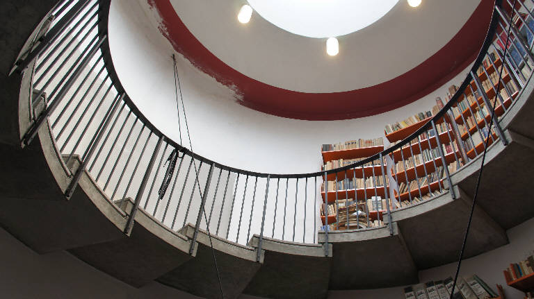Interno, scala a chiocciola prima dell'intervento di ristrutturazione e conservazione