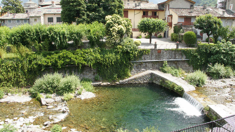 Edificio in rapporto al contesto ambientale: il torrente Bitto