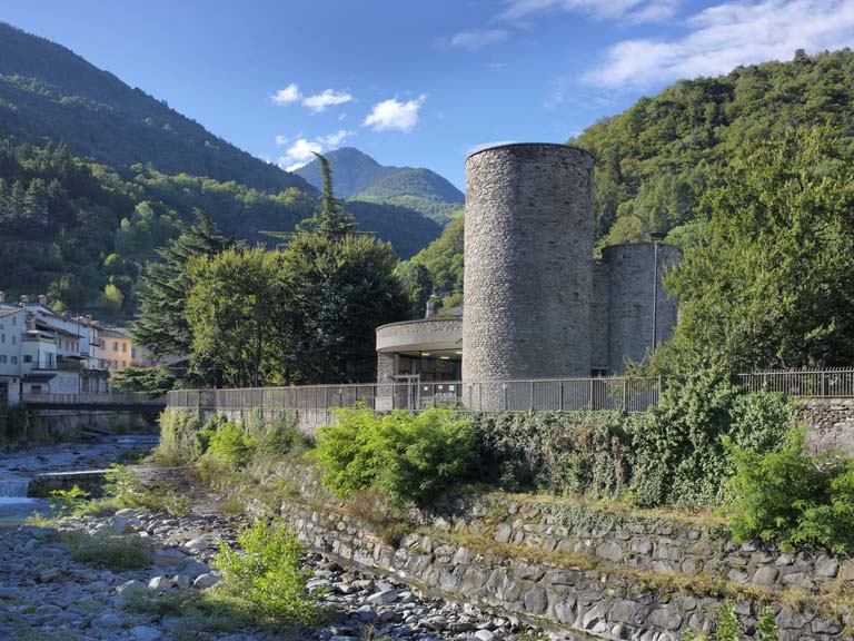 Vista dell'affaccio sul torrente Bitto, prima degli interventi ristrutturazione e conservazione. Fotografia digitale a colori