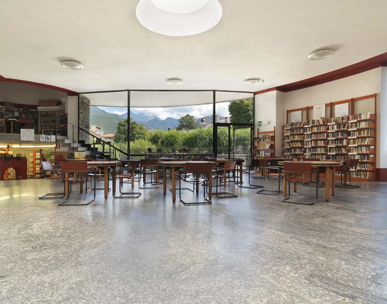 Interno, sala di consultazione, prima degli interventi ristrutturazione e conservazione. Fotografia digitale a colori