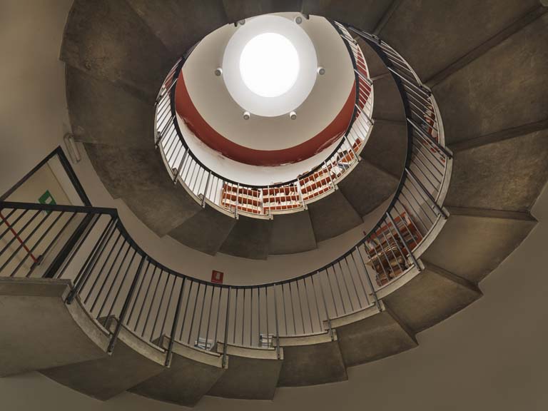 Interno, scala a chiocciola, prima degli interventi ristrutturazione e conservazione. Fotografia digitale a colori