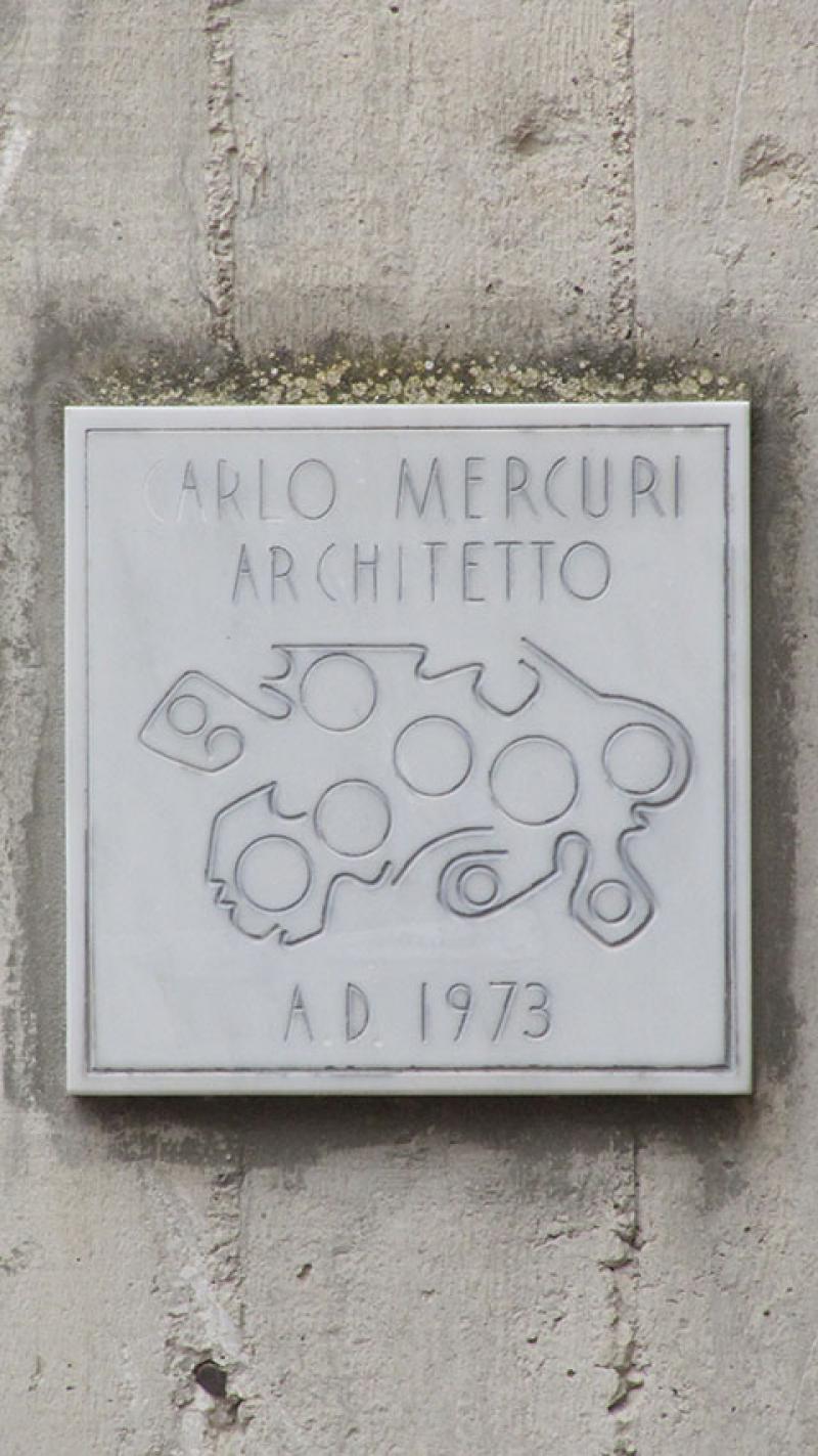 Ingresso fronte ovest, particolare targa commemorativa