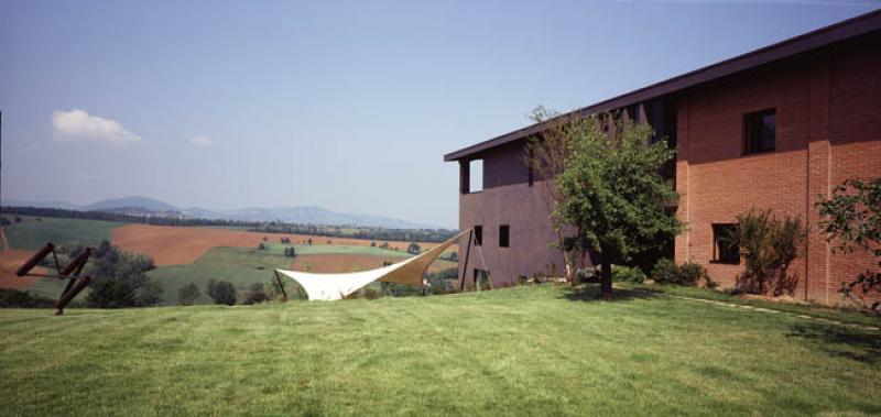 Vista del fianco laterale della villa (autore F. Radino. Courtesy Cini Boeri architetti)