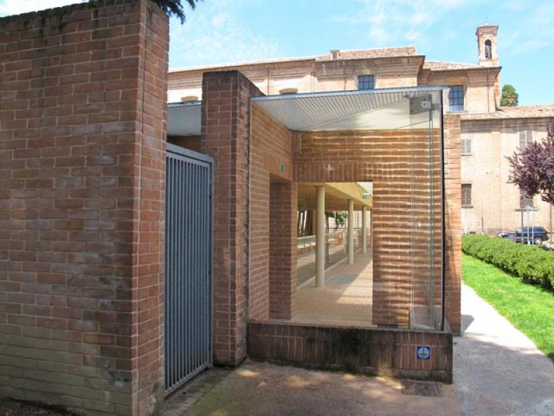 Vista dell'edificio dal lato strada