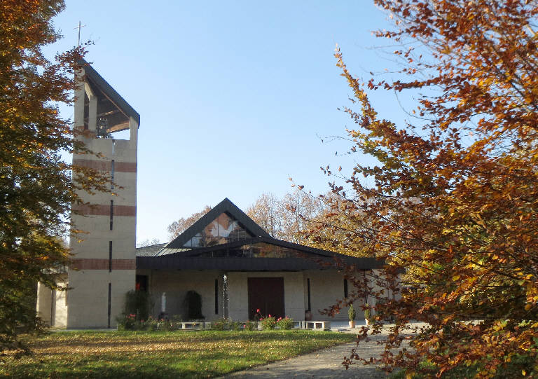 Primary subject is CAPPELLA DEL SACRO CUORE in Pavia. The surrounding environment shows the urban or architectural context of the building, with the work presented as the main focus.