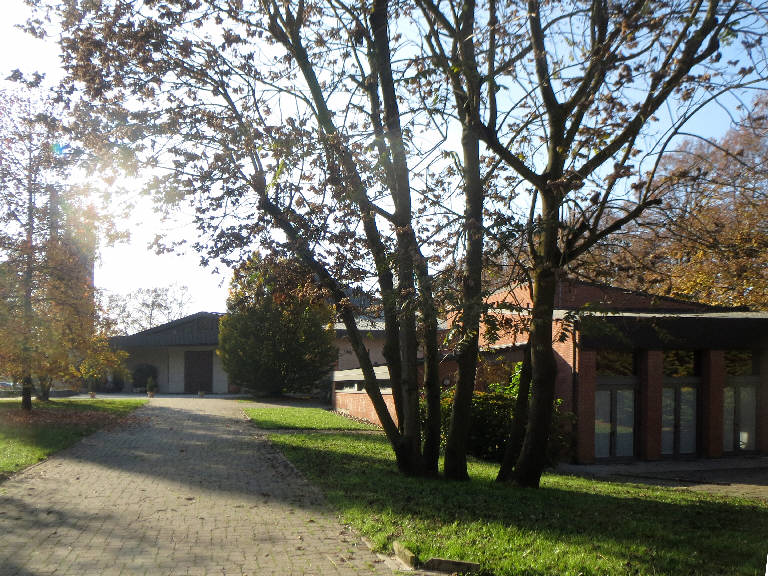 Primary subject is CAPPELLA DEL SACRO CUORE in Pavia. The surrounding environment shows the urban or architectural context of the building, with the work presented as the main focus.